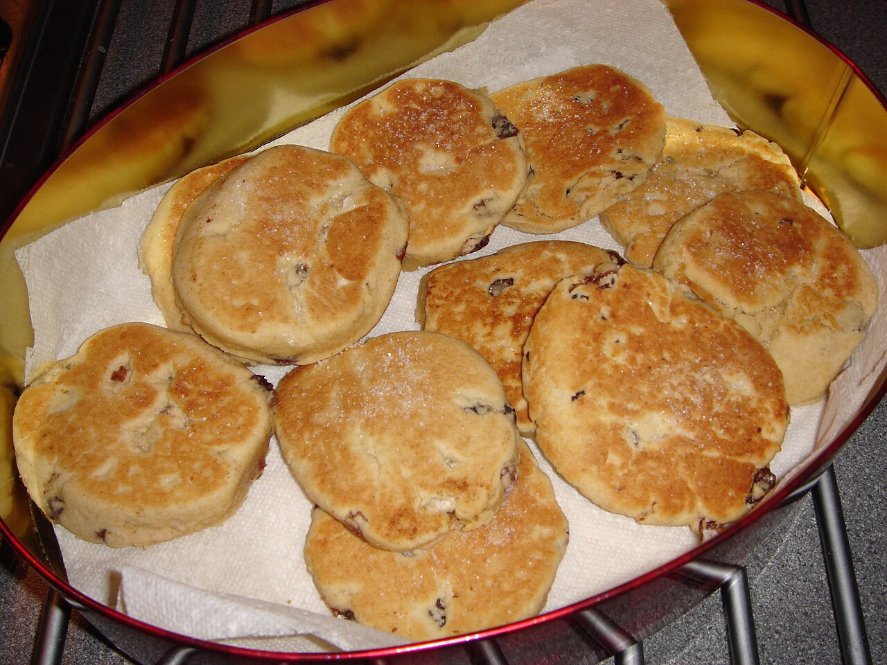 A plate of round, sugar-dusted Welsh cakes